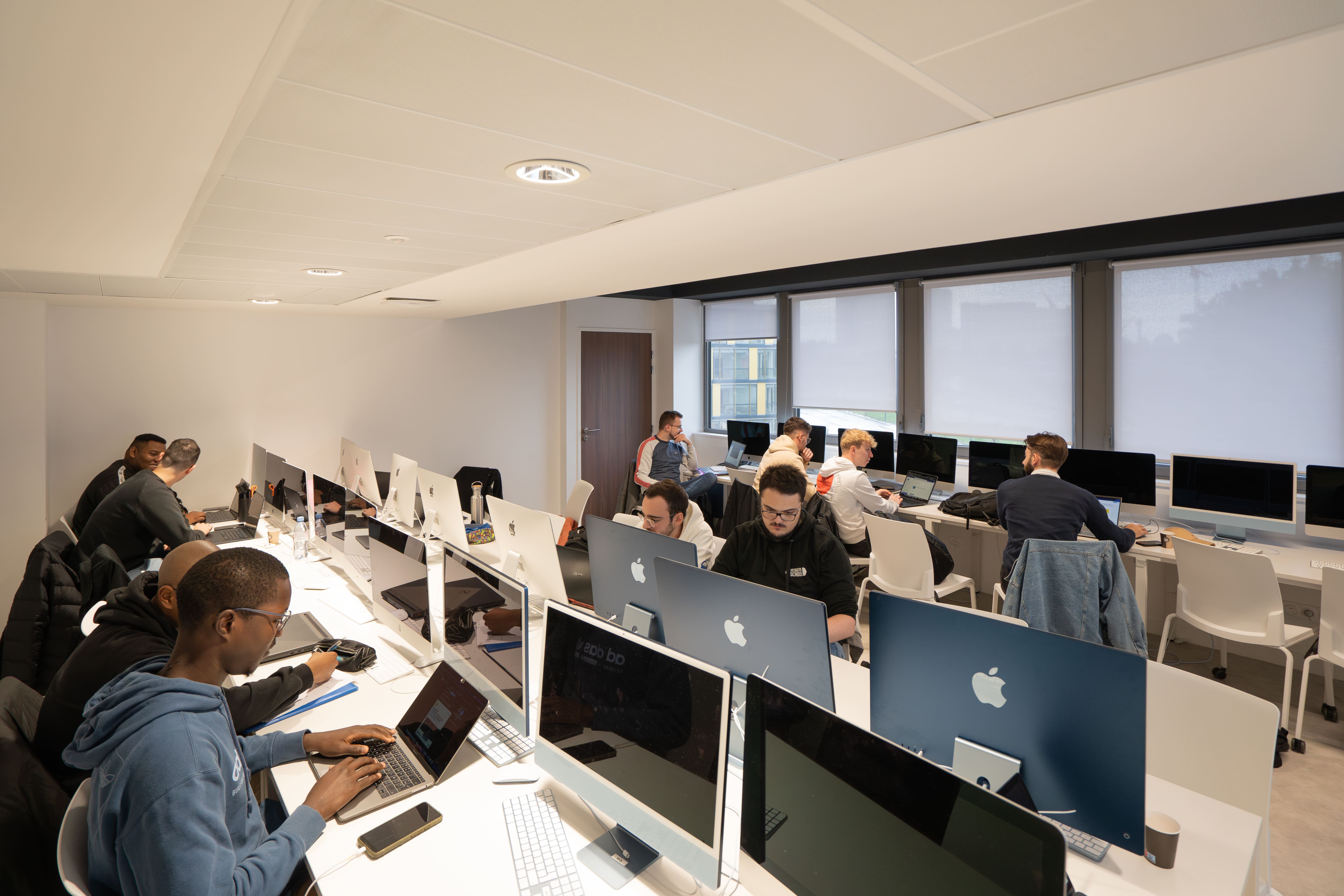 etudiants-en-creation-numerique-travaillant-sur-mac-a-mydigitalschool-caen