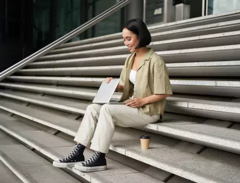 jeune-fille-asiatique-souriante-ordinateur-portable-est-assise-dans-rue-ville-cafe-jeune-femme-fait-ses-devoirs