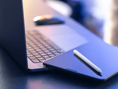 digital-tablet-stylus-pen-laptop-desktop-close-up