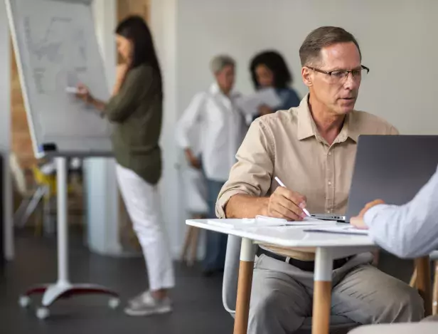 personnes-utilisant-appareil-numerique-lors-reunion