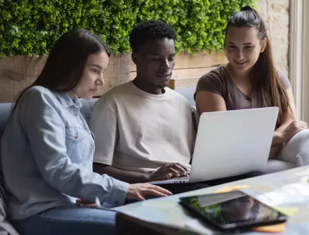 Quelles-formations-réaliser-pour-accéder-aux-métiers-du-digital