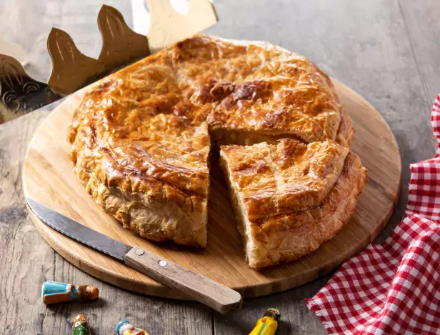 galette-des-rois-wooden-table-traditional-epiphany-cake-france
