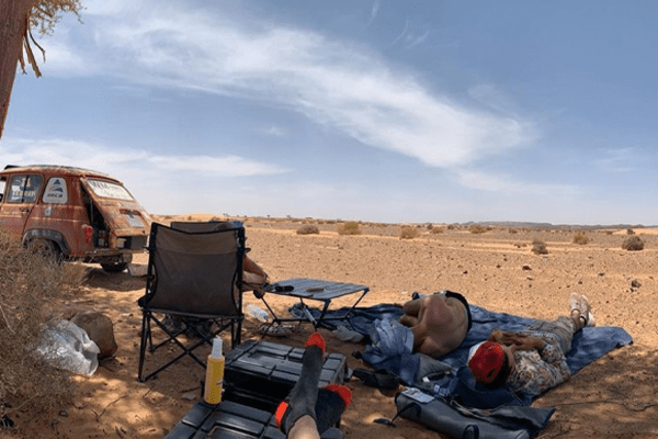 Pause dans le désert pendant la course